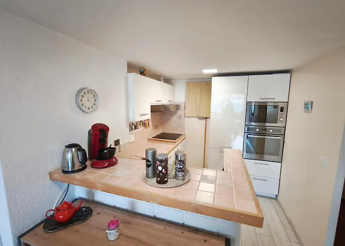 Bright 3 Minutes From The Apartment *