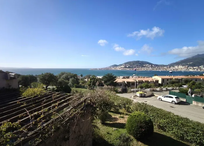 Apartment Bright 3 Minutes From The *